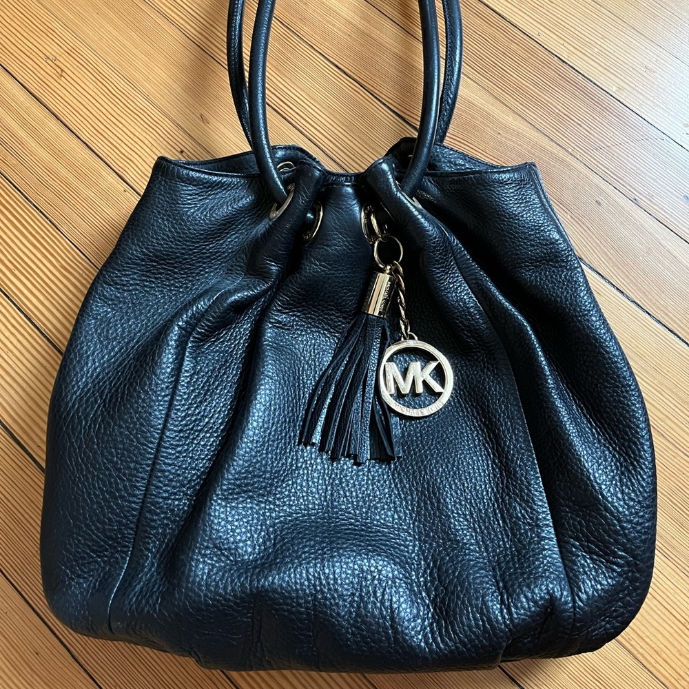 Michael Kors Solid Leather Bucket Bag 🖤